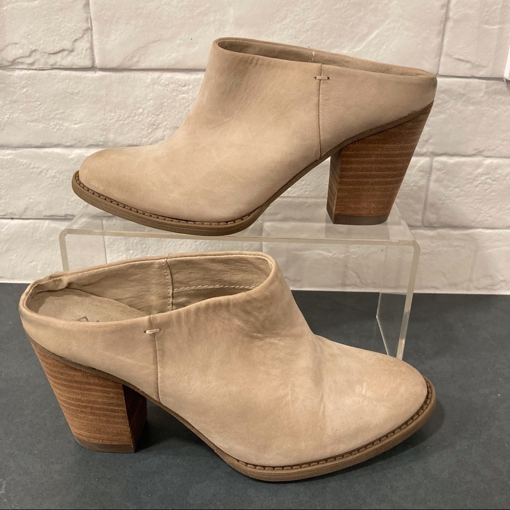 Aldo sz 6 light tan leather heeled mules